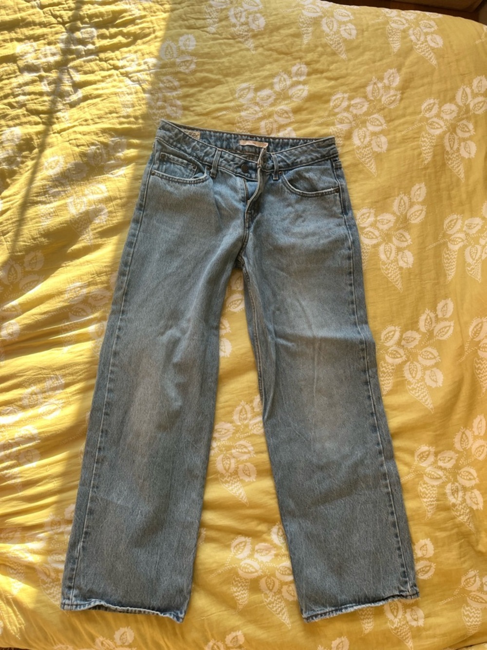 Levi’s Low Loose light wash size 27